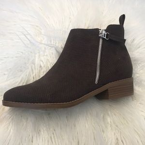 NWOT! Universal Thread brown boots